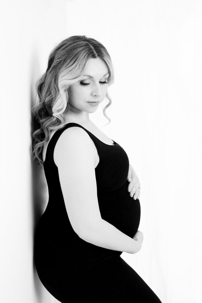 North Vancouver Matertniy Photographer Pregnant woman leaning on wall