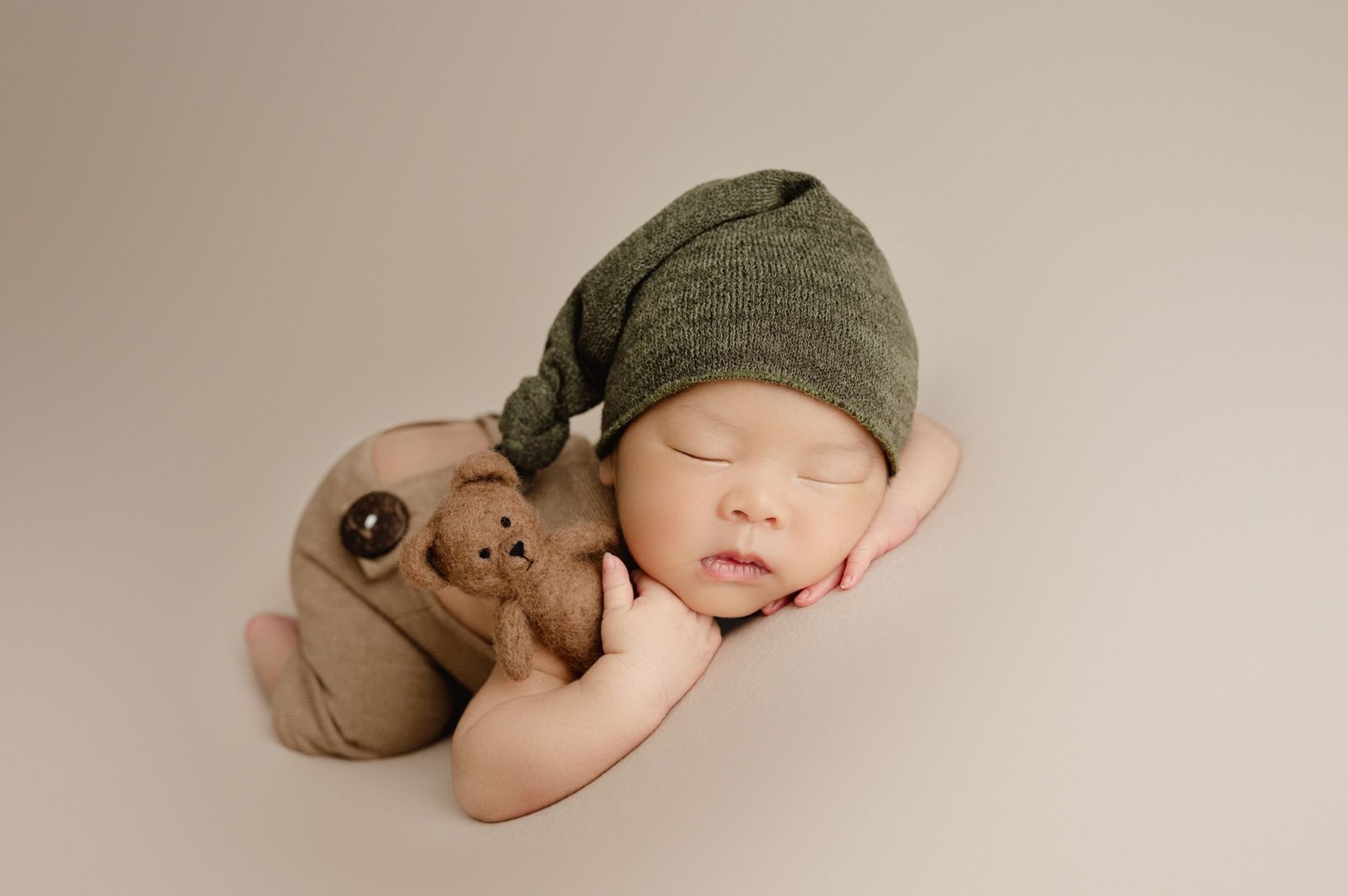 Vancouver Maternity, Baby and Newborn Photographer - Newborn cuddling a bear